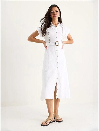 Robe en mousseline bianco avec détails en dentelle, fermeture à boutons, ceinture et doublure lucci
