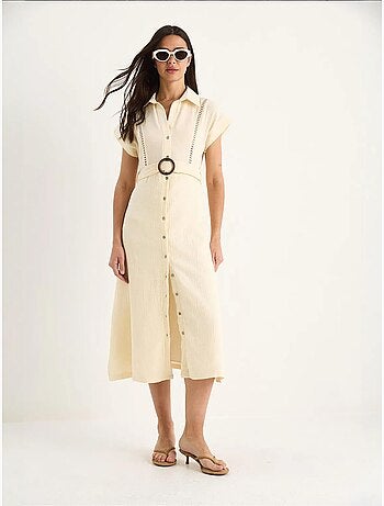 Robe en mousseline bianco lucci avec détails en dentelle, fermeture à boutons, ceinture et doublure
