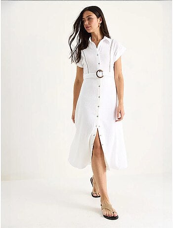Robe en mousseline bianco lucci avec détails en dentelle, fermeture à boutons, ceinture et doublure