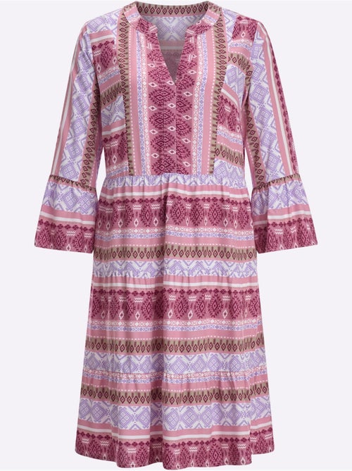 Robe évasée à col V et manches 3/4 volantées avec imprimé ethnique - Taille standard - Moda Vilona - Kiabi Robe évasée à col V et manches 3/4 volantées avec imprimé ethnique - Taille standard - Moda Vilona - Kiabi