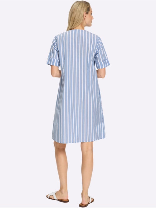 Robe imprimée motif à rayures mode - taille standard - helline - Kiabi Robe imprimée motif à rayures mode - taille standard - helline - Kiabi