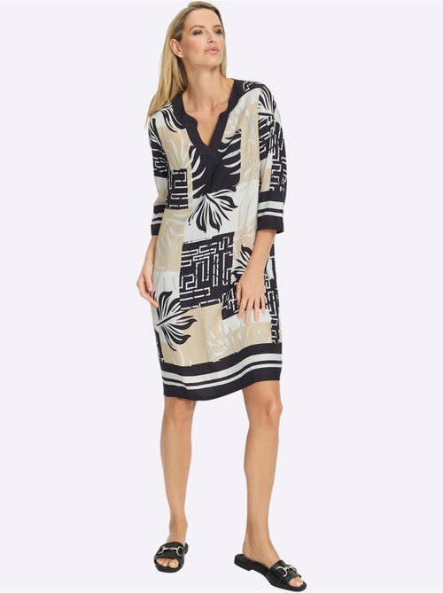 Robe Imprimée Motif Graphique - Taille Standard - Helline - Kiabi Robe Imprimée Motif Graphique - Taille Standard - Helline - Kiabi