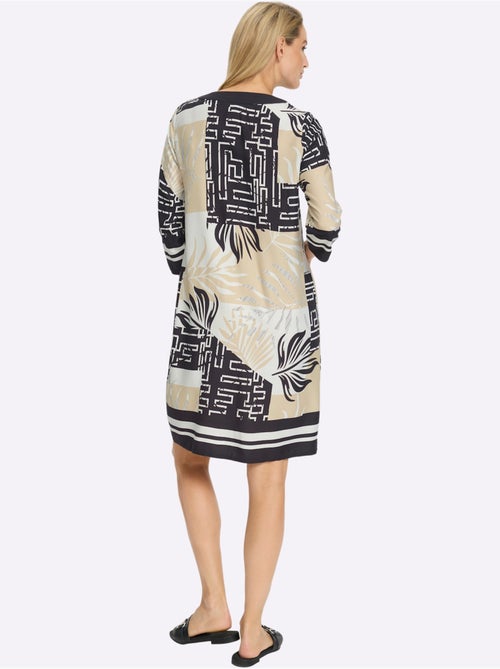 Robe Imprimée Motif Graphique - Taille Standard - Helline - Kiabi Robe Imprimée Motif Graphique - Taille Standard - Helline - Kiabi