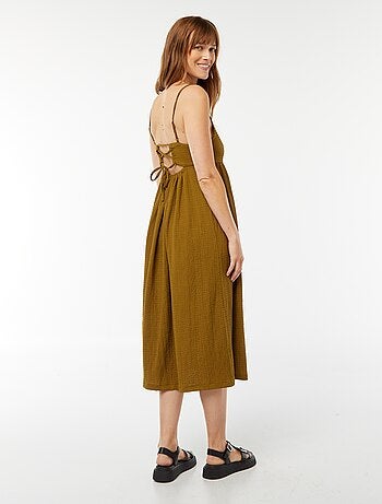 Robe longue à bretelles ouverte dans le dos