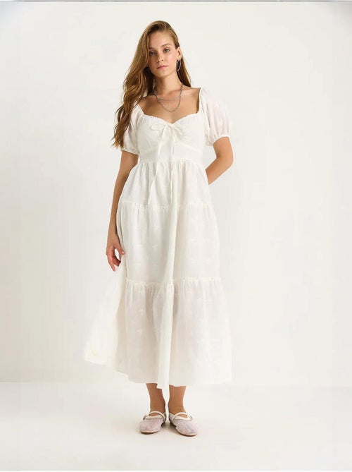 Robe longue à col cœur brodé lucci - Kiabi Robe longue à col cœur brodé lucci - Kiabi