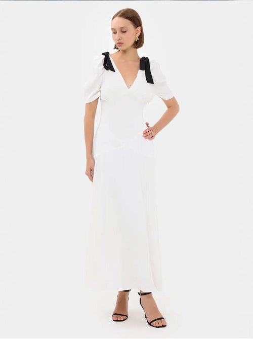 Robe longue à col en V avec détails au niveau du cou - Kiabi Robe longue à col en V avec détails au niveau du cou - Kiabi