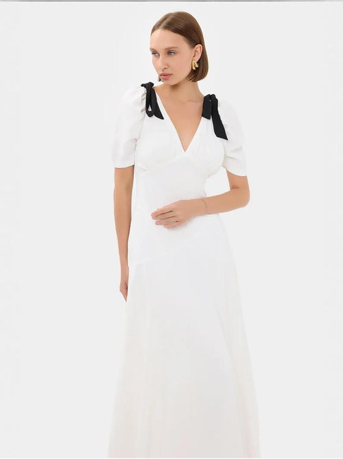 Robe longue à col en V avec détails au niveau du cou - Kiabi Robe longue à col en V avec détails au niveau du cou - Kiabi