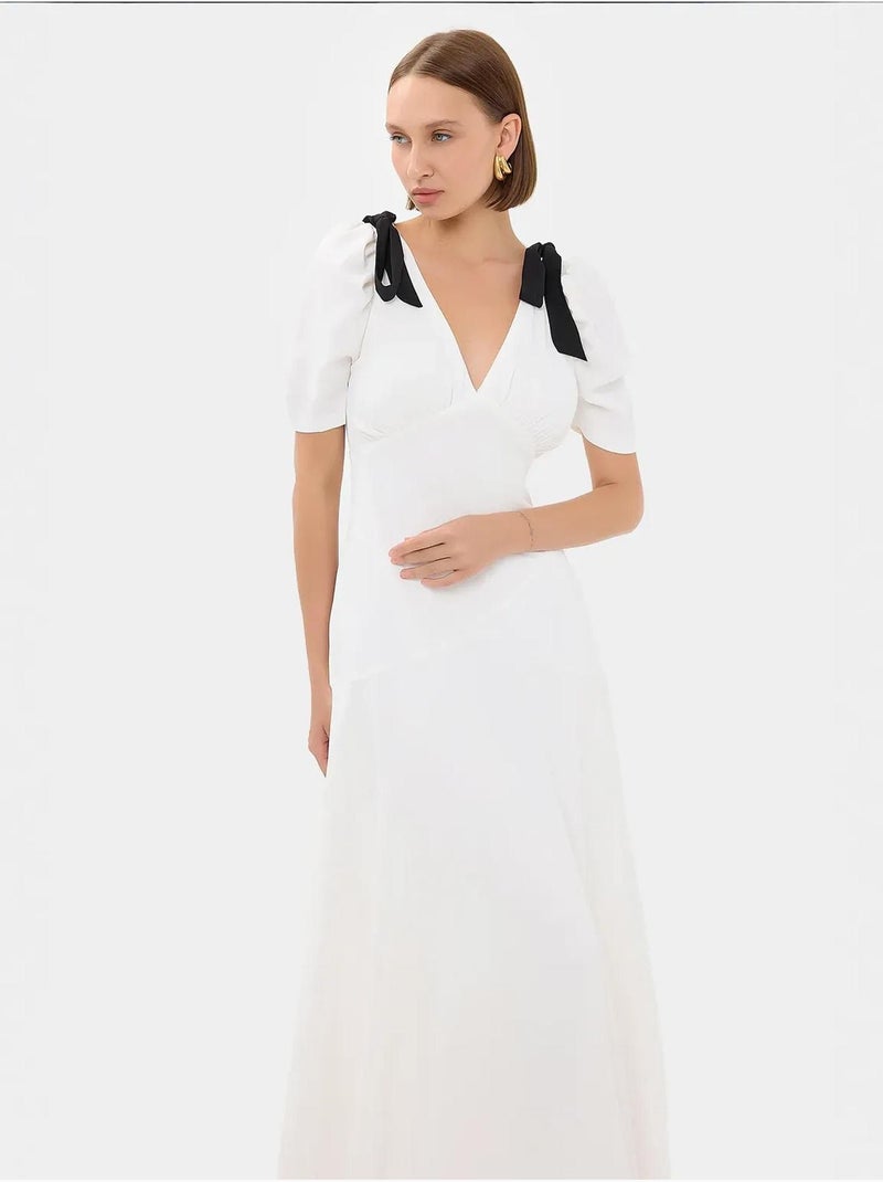 Robe longue à col en V avec détails au niveau du cou Blanc - Kiabi