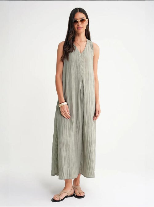 Robe longue à col en v en tissu seersucker mixray - Kiabi Robe longue à col en v en tissu seersucker mixray - Kiabi