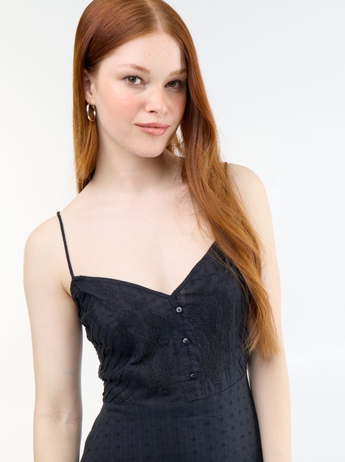 Robe longue à fines bretelles et broderies - Kiabi