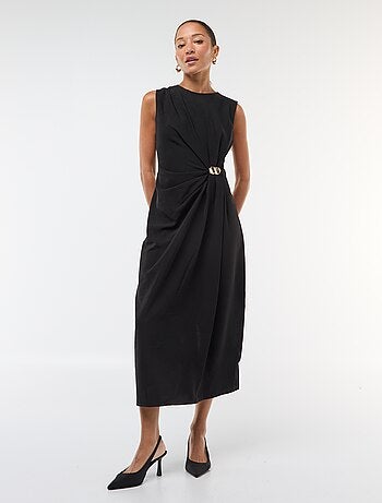 Robe longue à la coupe drapée avec bijou fantaisie à la taille