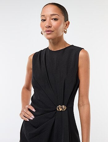 Robe longue à la coupe drapée avec bijou fantaisie à la taille