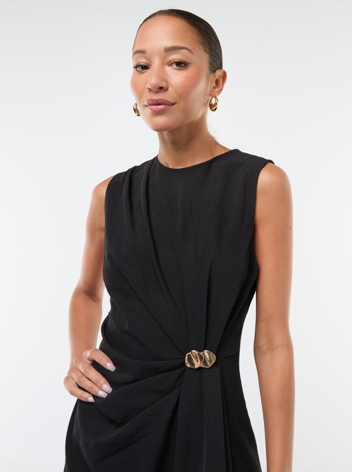 Robe longue à la coupe drapée avec bijou fantaisie à la taille - Kiabi