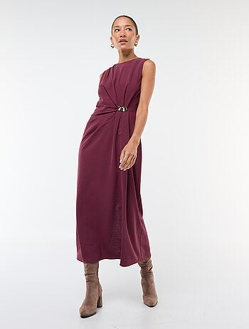 Robe longue à la coupe drapée avec bijou fantaisie à la taille