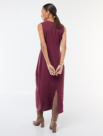 Robe longue à la coupe drapée avec bijou fantaisie à la taille