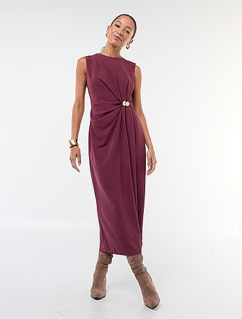 Robe longue à la coupe drapée avec bijou fantaisie à la taille