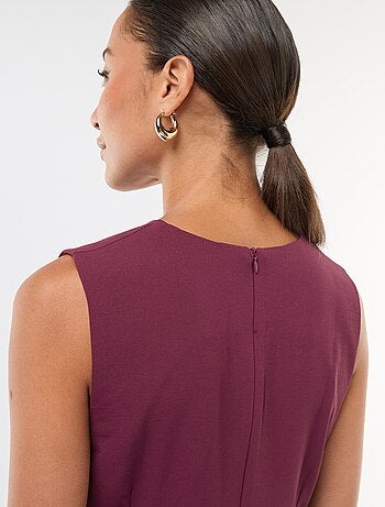 Robe longue à la coupe drapée avec bijou fantaisie à la taille