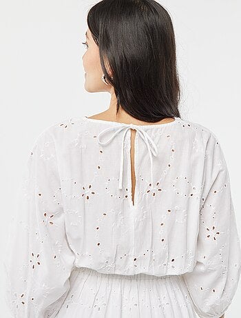 Robe longue avec broderie anglaise et volant à la base