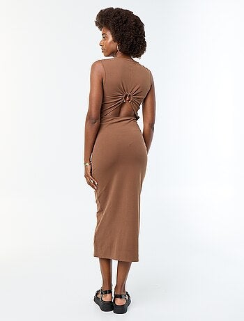 Robe longue avec dos nu et bijou fantaisie