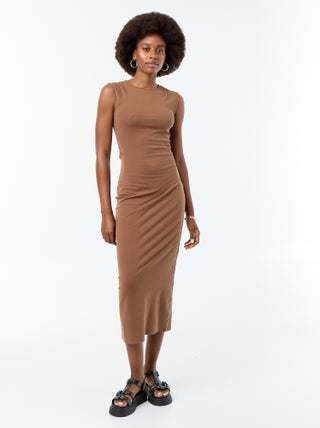 Robe longue avec dos nu et bijou fantaisie