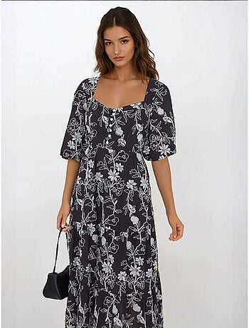 Robe longue brodée à col en cœur et manches bouffantes