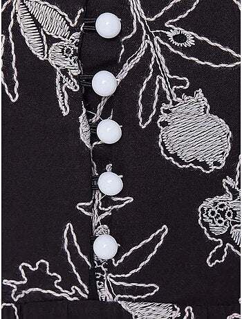 Robe longue brodée à col en cœur et manches bouffantes
