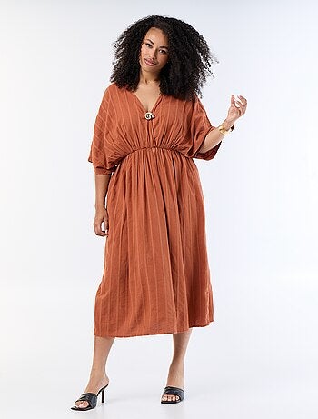 Robe longue col croisé avec bijou fantaisie