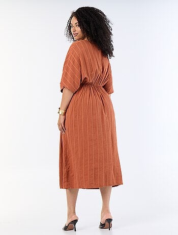 Robe longue col croisé avec bijou fantaisie