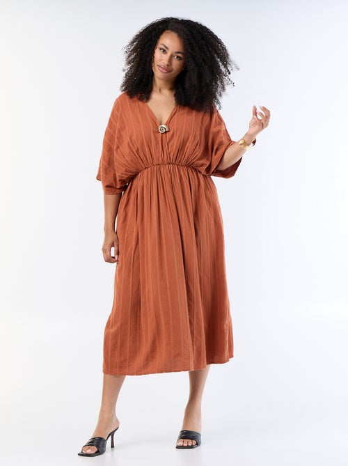 Robe longue col croisé avec bijou fantaisie - Kiabi
