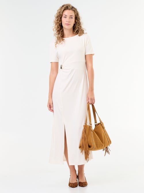 Robe longue coupe plissée et broche dorée martelée. - Kiabi