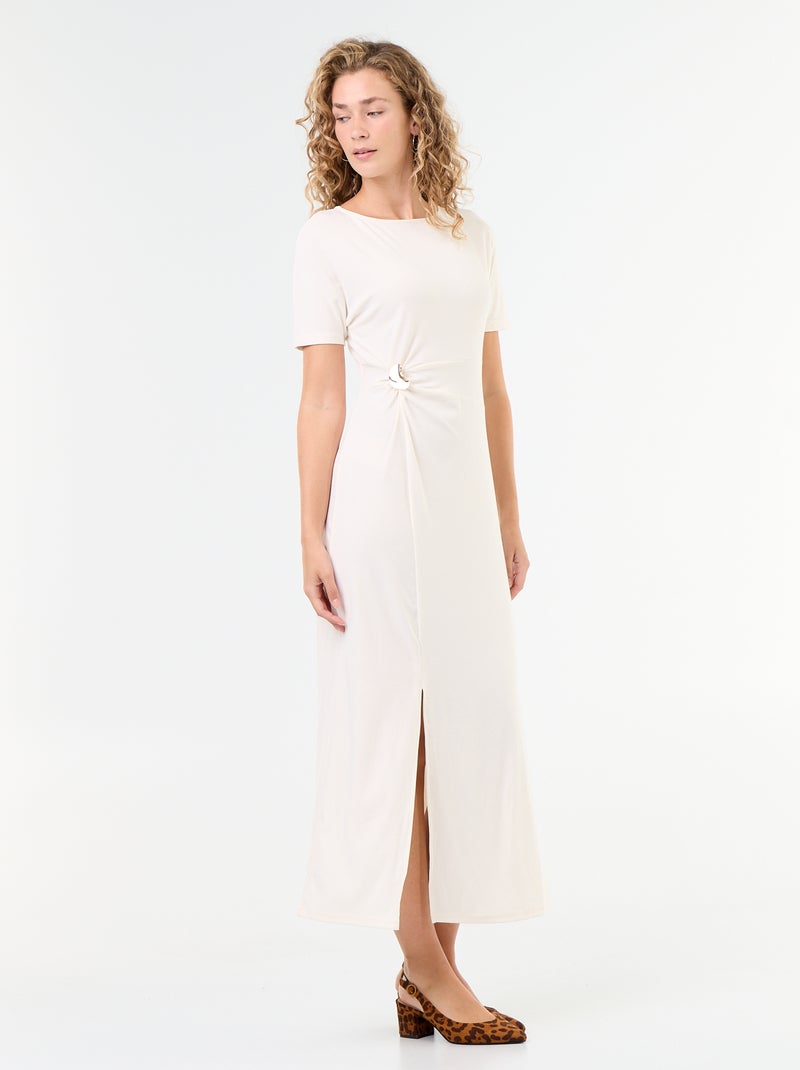 Robe longue coupe plissée et broche dorée martelée. Blanc - Kiabi
