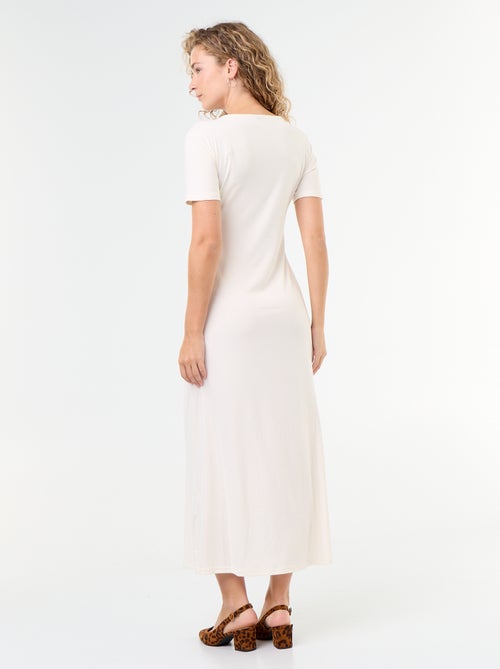 Robe longue coupe plissée et broche dorée martelée. - Kiabi