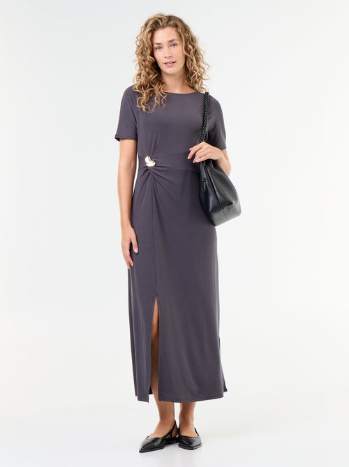 Robe longue coupe plissée et broche dorée martelée. - Kiabi