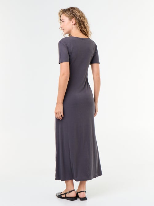 Robe longue coupe plissée et broche dorée martelée. - Kiabi