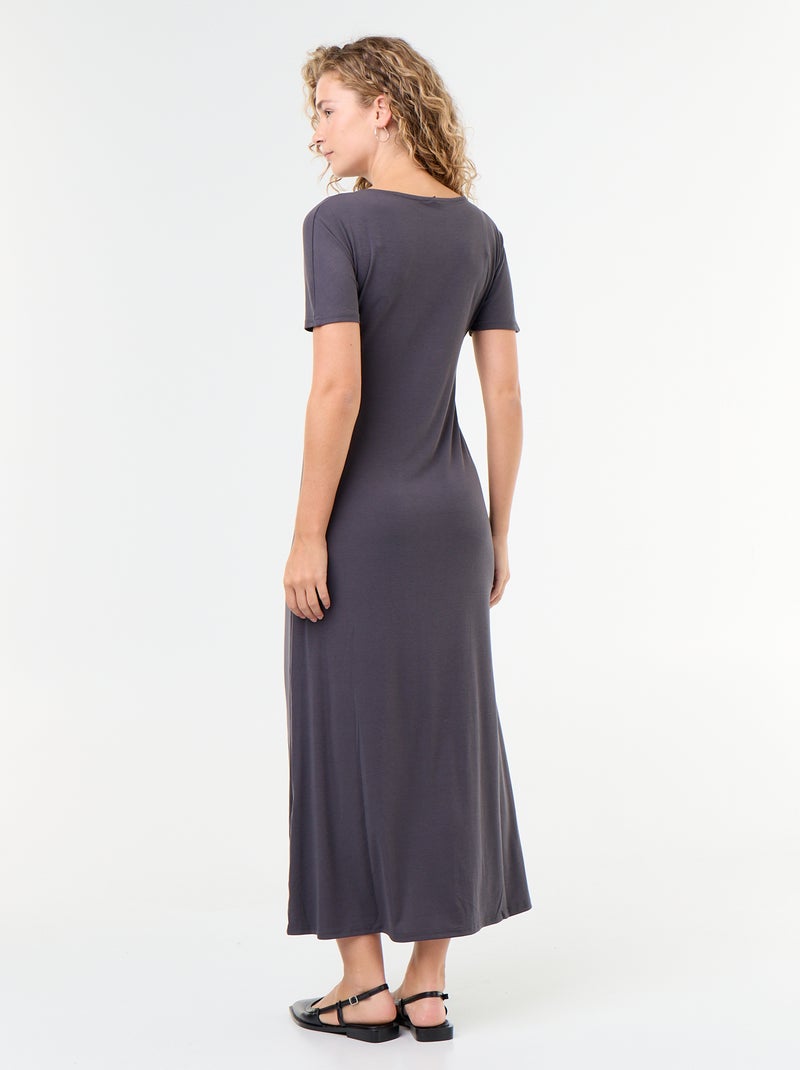 Robe longue coupe plissée et broche dorée martelée. Gris - Kiabi