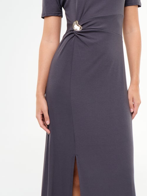 Robe longue coupe plissée et broche dorée martelée. - Kiabi