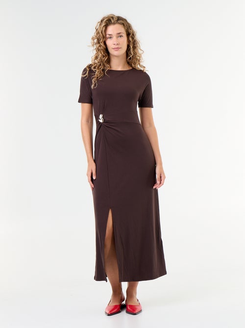 Robe longue coupe plissée et broche dorée martelée. - Kiabi