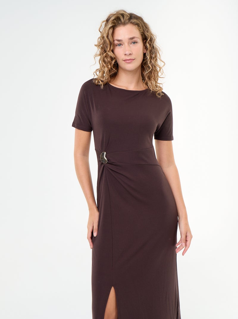 Robe longue coupe plissée et broche dorée martelée. Marron - Kiabi
