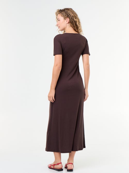 Robe longue coupe plissée et broche dorée martelée. - Kiabi