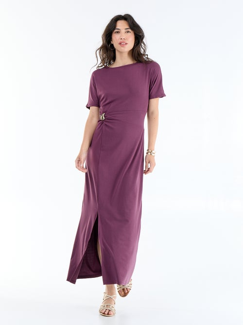 Robe longue coupe plissée et broche dorée martelée. - Kiabi