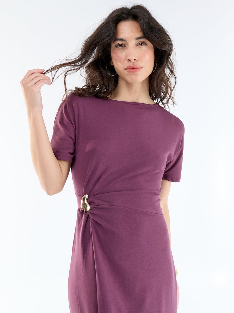 Robe longue coupe plissée et broche dorée martelée. Violet - Kiabi