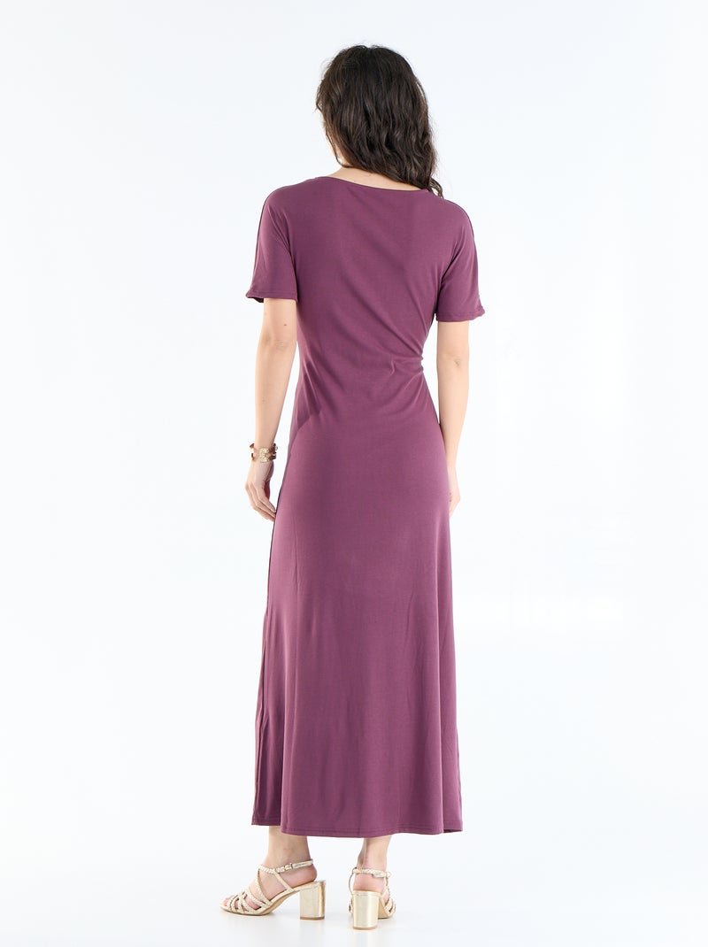 Robe longue coupe plissée et broche dorée martelée. Violet - Kiabi