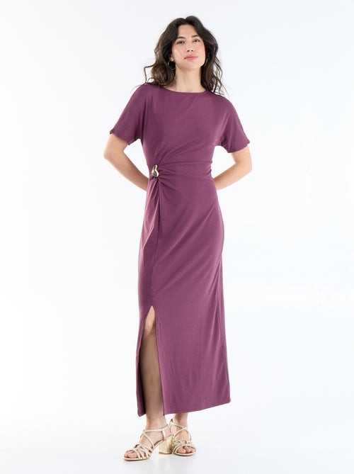 Robe longue coupe plissée et broche dorée martelée. - Kiabi