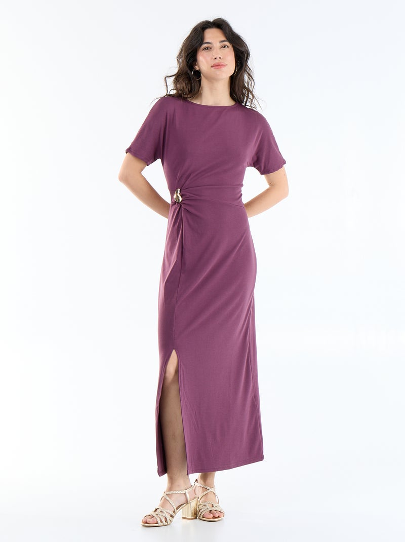 Robe longue coupe plissée et broche dorée martelée. Violet - Kiabi