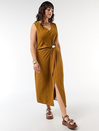 Robe longue drapée avec bijou fantaisie