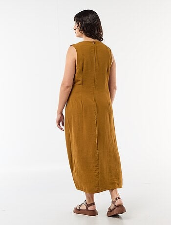 Robe longue drapée avec bijou fantaisie