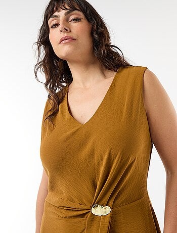 Robe longue drapée avec bijou fantaisie