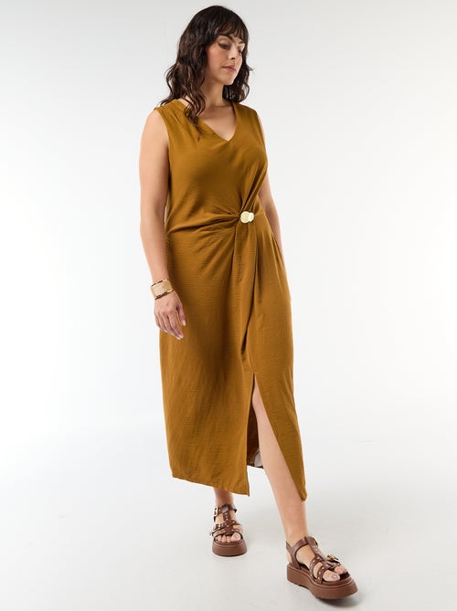 Robe longue drapée avec bijou fantaisie - Kiabi