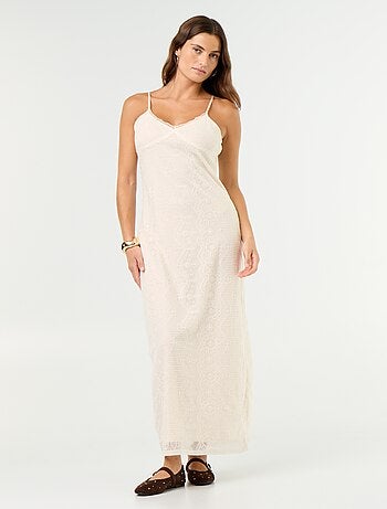 Robe longue en dentelle à fines bretelles