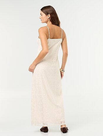 Robe longue en dentelle à fines bretelles